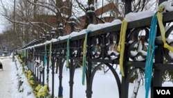 俄罗斯驻芬兰大使馆对面，抗议者悬挂的乌克兰标志物 （李北平拍摄）