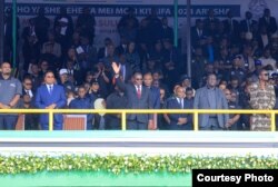 Makamu wa Rais Tanzania Mhe Philip Mpango akiwapungia mkono Wafanyakazi wakati wakipita mbele ya Jukwaa Kuu katika Maadhimisho ya Siku ya Wafanyakazi Duniani iliyofanyika Kitaifa katika Uwanja wa Sheikh Amri Abeid Mkoani Arusha tarehe 01 Mei 2024. - Ikulu