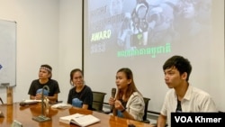 ក្រុមយុវជនបរិស្ថានថ្លែងក្នុងពិធីមួយ ក្រោយពីទទួលបានពានរង្វាន់ Right Livelihood 2023 នៅក្នុងហាងមួយកន្លែ ក្នុងរាជធានីភ្នំពេញ កាលពីថ្ងៃទី២៨ ខែកញ្ញា ឆ្នាំ២០២៣។ (លាស់ លីបលីប/វីអូអេ)
