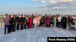 ក្រុមទីមួយនៃអ្នកចូលរួម​កម្មវិធី US-ASEAN Institutes for Rising Leaders បាន​ទទួល​ការស្វាគមន៍​យ៉ាងកក់​ក្តៅ​ពី​សាលា​សិក្សា​ជាន់ខ្ពស់​អំពី​អន្តរជាតិ SAIS នៃ​សាកល​វិទ្យាល័យ John Hopkins ក្នុង​រដ្ឋធានី​វ៉ាស៊ីនតោន​នៅ​ថ្ងៃទី៨ ខែសីហា ឆ្នាំ២០២៣។ (ប៉ូច រាសី/វីអូអេ)