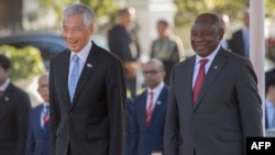 Rais wa Afrika Kusini Cyril Ramaphosa (kulia) akiwa na waziri mkuu wa Singapore Lee Hsien Loong katika Bunge la Afrika Kusini mjini Cape Town Mei 16, 2023. Picha na RODGER BOSCH / AFP.