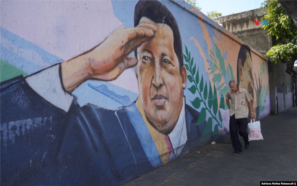  A tan solo metros de un mercado popular, en la avenida Francisco de Miranda, un mural muestra a Hugo Chávez apoyando la mano del lado derecho de la frente, haciendo el tradicional saludo militar. 