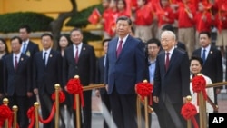 រូបឯកសារ៖ ប្រធានាធិបតីចិនលោក Xi Jinping និងអគ្គលេខាធិការ​គណបក្ស​កុម្មុយនិស្តវៀតណាម​លោក Nguyen Phu Trong ក្នុងពិធីស្វាគមន៍​លោក Xi នៅទីក្រុងហាណូយ ប្រទេស​វៀតណាម កាលពីថ្ងៃទី១២ ខែធ្នូ ឆ្នាំ២០២៣។ 