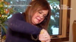 "Тримати Україну у памʼяті, на устах, і в серці", – як американська зірка допомагає в Україні. Відео