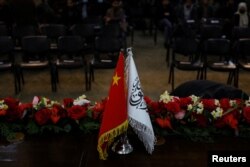 资料照：在喀布尔举行的一个记者会上中国国旗与阿富汗塔利班旗帜并排站立。（2023年1月5日）