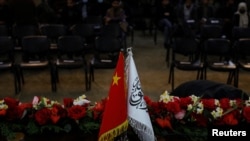 在喀布爾舉行的一個記者會上中國國旗與阿富汗塔利班旗幟並排展示。（2023年1月5日）