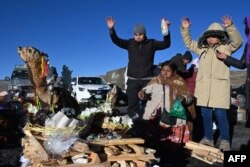 Los indígenas aymaras realizan un ritual para agradecer a la diosa Pachamama en los Andes bolivianos cerca de La Paz, el 1 de agosto de 2023. (Foto de AIZAR RALDES / AFP)