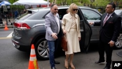 E. Jean Carroll llega a la corte federal en Nueva York, EEUU, el 27 de abril de 2023. Carroll comenzó a testificar el miércoles en el juicio de su demanda federal contra Donald Trump, acusándolo de haberla violado en 1996.