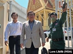 រូបឯកសារ៖ លោក សុន ឆ័យ អនុប្រធានគណបក្សភ្លើងទៀន ដើរចេញពីតុលាការកំពូល បន្ទាប់ពីសវនាការនៅរាជធានីភ្នំពេញ កាលពីថ្ងៃទី១៧ ខែកុម្ភៈ ឆ្នាំ២០២៣។ (លាស់ លីបលីប/វីអូអេ)