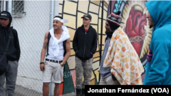 Un grupo de migrantes latinoamericanos se reúne frente a la iglesia del Sagrado Corazón a la espera de un trabajo que pueda surgir en El Paso, Texas, el 23 de enero de 2024.