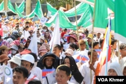 កម្មករកម្មាការិនី កំពុងដើរដង្ហែនិងលើកបដាស្រែកទាមទារសិទ្ធិការងារនិងសិទ្ធិសហជីព ក្នុងកម្មវិធីទិវាអបអរពលកម្មអន្តរជាតិលើកទី១៣៨ នៅសួនច្បារក្រុមប្រឹក្សាអភិវឌ្ឍកម្ពុជា (CDC) នាថ្ងៃទី១ ខែឧសភា ឆ្នាំ២០២៤។ (លាស់ លីបលីប/វីអូអេ)