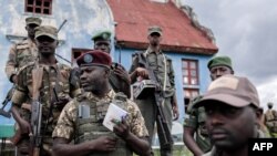 Kanali John Imani Nzenze (katikati), kamanda wa kundi la waasi la M23