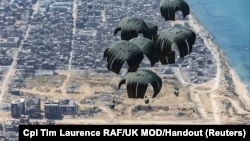 Oružane snage Ujedinjenog Kraljevstva ispuštaju zalihe hrane civilima, usred tekućeg sukoba između Izraela i Hamasa, u sjevernom pojasu Gaze, 1. aprila 2024.