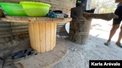 Un trozo de madera que sirvió para envolver cable de alto voltaje, hoy usado en la cárcel, es la mesa donde María Luisa come. Fotografía [Karla Arévalo / VOA]
