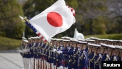 資料照：美國國防部長奧斯汀訪問日本防衛廳時檢閱日軍儀仗隊。 （2021年3月16日）