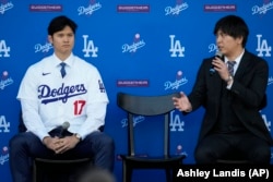 Šohei Ohtani i njegov bivši prevodilac Ipei Mizuhara, na pres konferenciji u Los Anđelesu, 14. decembra 2023. godine.