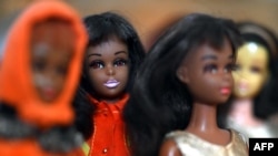 Wanasesere wa Barbie huko Duesseldorf, Ujerumani. Julai 25, 2023. Picha na Ina FASSBENDER / AFP.