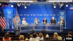 Periodistas hablan en el Centro Woodrow Wilson en Washington sobre las experiencias con intervenciones a sus comunicaciones mediante sistemas de vigilancia sofisticados y usados en diferentes contextos. [Foto: Tomás Guevara, VOA]