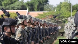 ទាហានខ្មែរនិងចិនឈរនៅក្នុងពិធីបើកសមយុទ្ធ «នាគមាស» ក្នុងខេត្តកំពង់ឆ្នាំង នាថ្ងៃទី១៦ ខែឧសភា ឆ្នាំ២០២៤។ (ស៊ុន ណារិន/វីអូអេ)