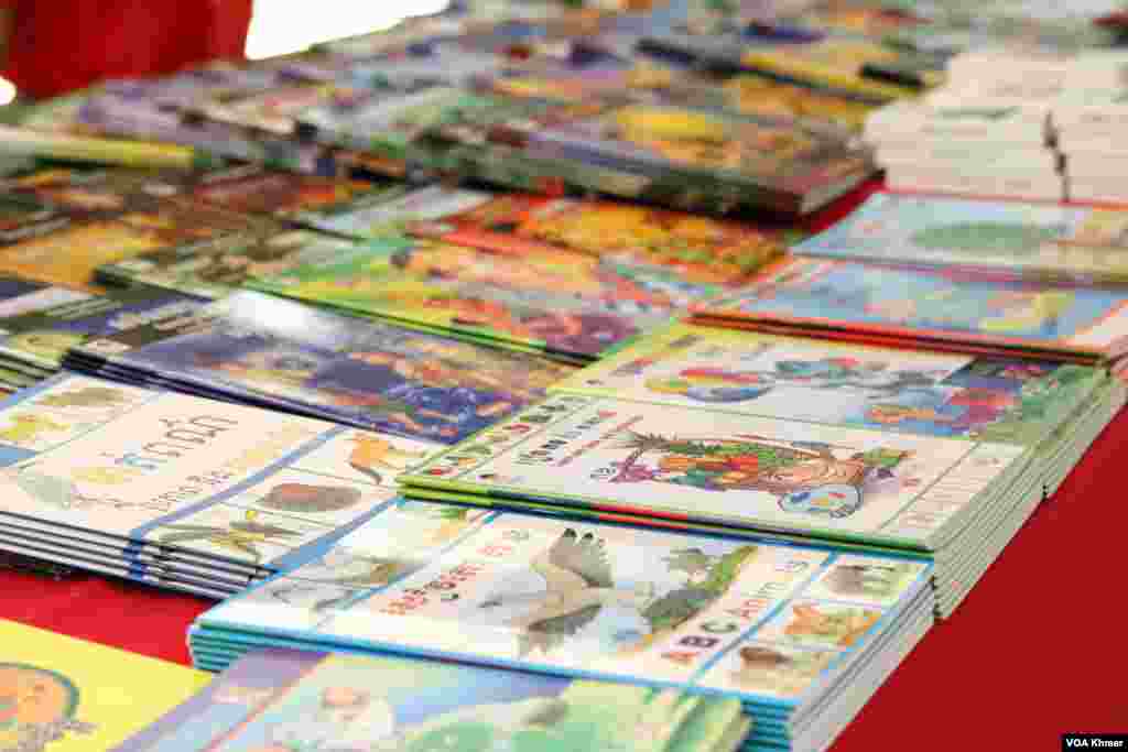 បណ្តុំ​សៀវភៅ​សម្រាប់​កុមារ​មួយ​ចំនួន​ដែល​បាន​ដាក់​លក់​នៅ​កម្មវិធី​ពិព័រណ៌​សៀវភៅ​ក្នុង​ទិវា​ជាតិ​អំណាន​លើក​ទី​៩ នៅ​វិទ្យាស្ថានបច្ចេកវិទ្យាកម្ពុជា ក្នុង​រាជធានី​ភ្នំពេញ នាថ្ងៃទី​៩ ខែ​មីនា ឆ្នាំ​២០២៤។ (ស៊ឹម ចាន់សំណាង/វីអូអេ)