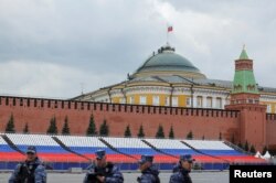 俄罗斯警察在红场执勤，可以看到有人站在克里姆林宫的穹顶上。（2023年5月3日）