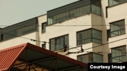 Po nalogu Karišika arhitekta je projektovao interijer dva susjedna stana na zadnjem spratu petospratne zgrade (Foto: Dženat Dreković / CIN)