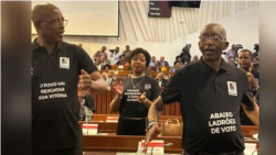 Deputados da Renamo protestam durante informe sobre o estado da nação