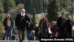 Miles de palestinos musulmanes se dirigen este viernes a orar en la mezquita de Al Aqsa, en la Ciudad Vieja de Jerusalén.
