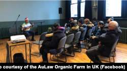 黃如榮在講授種植知識。(圖片來源：歐羅有機農場英國分部臉書網站)