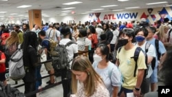 在美国独立日假期出行的旅客在乔治亚州亚特兰大的国际机场排队等候安检。（2024年6月28日）