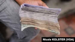 El esfuerzo del gobierno de Nicolás Maduro por evitar la multimoneda, luego de impulsar un proceso de flexibilizaciones, ha sido insuficiente.