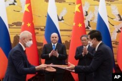 中国总理李强与俄罗斯总理米舒斯京在北京人大会堂出席协议签署仪式。（2023年5月24日）