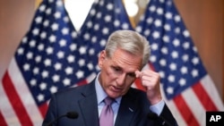 Քևին Մաքքարթին լրագրողների հետ խոսում է պաշտոնանկ արվելուց ժամեր անց