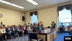 Միջազգային քրեական դատարանի նախկին դատախազ Լուիս Մորենա Օկամպոն և Կոլումբիայի համալսարանի Մարդու իրավունքների ու խաղաղության ծրագրի տնօրեն Դեյվիդ Ֆիլիփսը՝ ԱՄՆ Կոնգրեսում կայացած Թոմ Լանթոսի անվան Մարդու իրավունքների հանձնաժողովի լսումներին, սեպտեմբերի 6, 2023 թ.