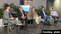 Učesnici panel diskusije u organizaciji Libeka, "Vreme odluka - budućnost spoljne politike Srbije" (s leva): Miloš Nikolić (moderator,), Dragiša Mijačić, Strahinja Subotić, Vuk Velebit i Milan Krtić, u Beogradu, 27. februara 2022. (Foto: Libek)