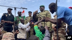 រូបឯកសារ៖ លោក Mohamed Toumba មេដឹកនាំយោធារដ្ឋប្រហារម្នាក់ ថ្លែងទៅកាន់ក្រុមអ្នកគាំទ្រ នៅក្រុង Niamey ប្រទេសនីហ្សេ កាលពីថ្ងៃទី ៦ ខែសីហា ឆ្នាំ ២០២៣។ 