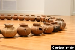 សិល្បៈ​បុរាណ​និង​សម័យថ្មី​របស់​កម្ពុជា​ត្រូវបាន​ដាក់​តាំង​បង្ហាញ​នៅ​ក្នុងពិព័រណ៍មួយ​របស់​សាកលវិទ្យាល័យ University of Michigan Museum of Art នៅទីក្រុង Ann Arbor រដ្ឋ Michigan សហរដ្ឋអាមេរិក។ (រូបភាពដោយ UMMA)