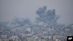 በእስራኤል የአየር ጥቃት የጋዛ ከተማ በጢስ ታፍኖ ይታያል፡፡ 