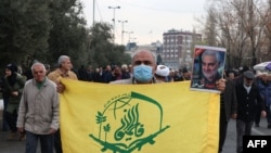 2024年1月12日，在德黑蘭舉行的支持也門和巴勒斯坦人的抗議活動中，一名抗議者舉著阿富汗什葉派組織的旗幟，該組織成立於2014 年，在敘利亞與政權並肩作戰。（法新社照片）