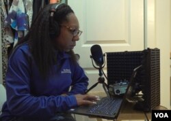 Tia Mitchell dopisnica Atlanta Journal Constitution snima radio emisiju 6. marta 2024. iz svog ormana, gdje kaže da je kvalitet zvuka bolji. (Cristina Caicedo-Smit/VOA)