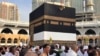 Para jemaah haji bergerak mengelilingi Ka'bah di Mekah, pada 24 Juni 2023, di saat jutaan umat Muslim dari seluruh dunia mulai berdatangan ke Mekah untuk melaksanakan ibadah haji. (Fot: AFP/Sajjad Hussain)
