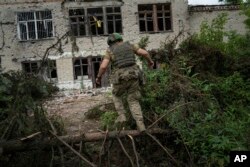 Ukrajiski vojnik se sklanja u zaklon na svojoj poziciji u skoro zauzetom selu Blahodatne, Ukrajina, 17. juna 2023.
