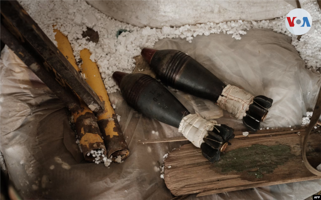 Proyectiles de mortero listos para ser lanzados. Con ambos lados involucrados en feroces y sangrientos duelos de artillería y ataques de infantería durante meses, la situación en la región ha sido descrita como la "picadora de carne" de Bajmut.