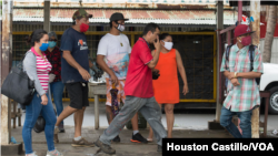 Un grupo de personas camina en una avenida en Managua, Nicaragua. 