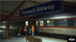 開往德國的特別夜間車等候在普熱梅希爾站月台。