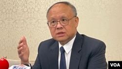 台灣行政院政務委員兼經貿談判辦公室總談判代表鄧振中在華盛頓舉行記者會說明訪美成果。 (2023年5月4日，美國之音鍾辰芳拍攝）