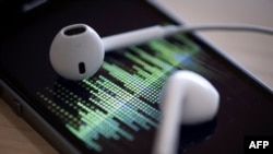 Podcast audio sedang diputar di sebuah ponsel pintar di Paris, Prancis, 8 Februari 2019. (Foto: AFP)