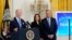 ARCHIVO - El presidente Joe Biden habla durante una recepción para celebrar el año nuevo judío en la Casa Blanca en Washington, el 30 de septiembre de 2022. La vicepresidenta Kamala Harris y su esposo, Doug Emhoff, miran a la derecha.