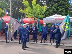 Rudari Trepče pridružili su se građanima i zaposlenima u javnim službama u Zvečanu, Kosovo, 1. juna 2023. (Foto: VOA/Budimir Ničić)