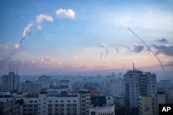 Rakete ispaljene iz Gaze ka Izraelu ostavljaju tragove na jutarnjem nebu, 7. oktobra 2023.